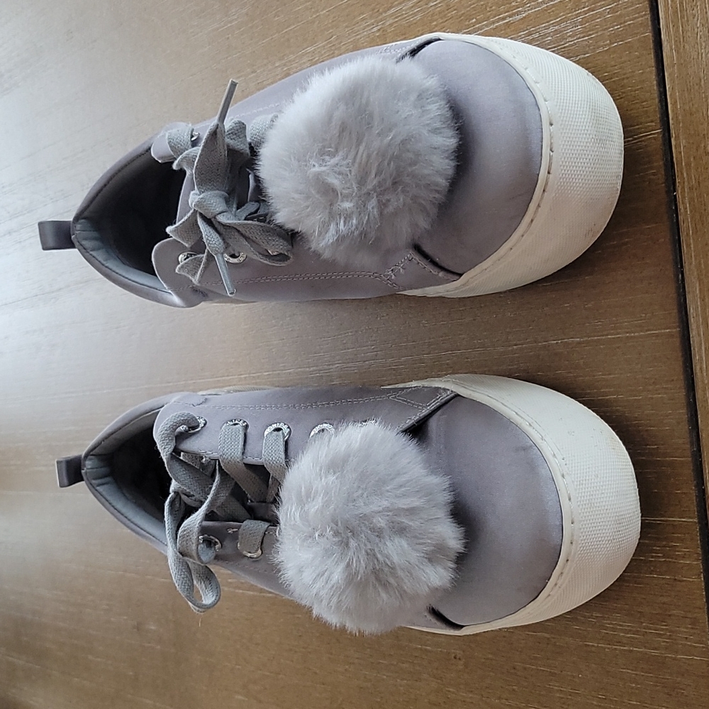 J / SLIDES  POMPOM SNEAKERS
